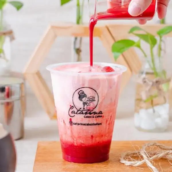 Red Velvet Latte (Cold) | Catarina Cakes & Coffee, Batam Kota