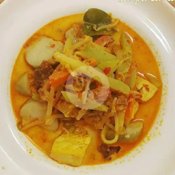 Lontong Sayur Ikan Tongkol + Telur Asin + Ayam | Warung Nasi Kuning Sinjay, Hidayatullah