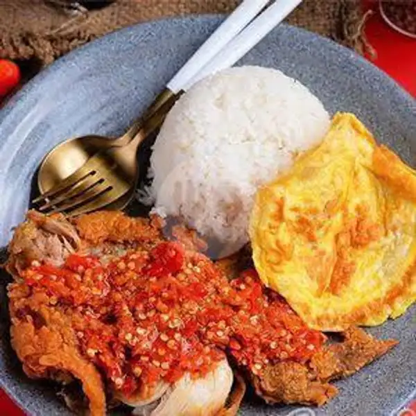 Nasi Ayam Geprek +telor | Penyetan Mbak Sus Warung Lesehan, Wonocolo