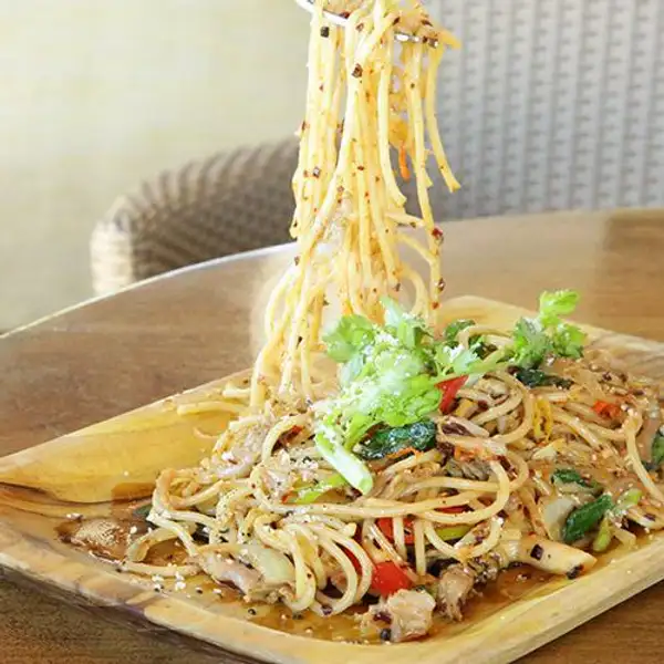 Spaghetti Bebek Pedas | Crispy Duck (Bebek Garing Restaurant), Denpasar