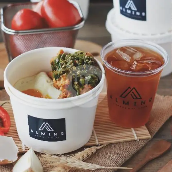 Ricebowl Ayam Crispy Cabe Ijo + Iced Tea | Almino Coffee & Kitchen, The Central Sukajadi
