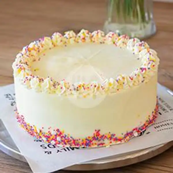 Vanilla Party Cake (Whole) | Anchor Cafe & Roastery, Dermaga Sukajadi