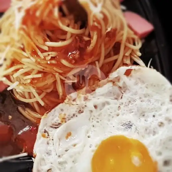 spaghetti bolognese with egg and sausage (spicy not spicy) | Waroeng 'Rela Rasah', Bekasi Utara
