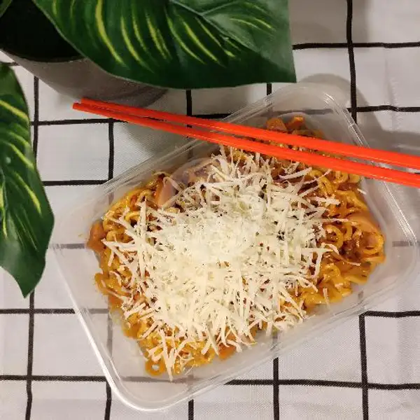 Indomie Spaghetti Pedas Bolognese Jumbo Keju Sosis + Es Nutrisari | indomie pedas Huh Hah, apartemen ganidha