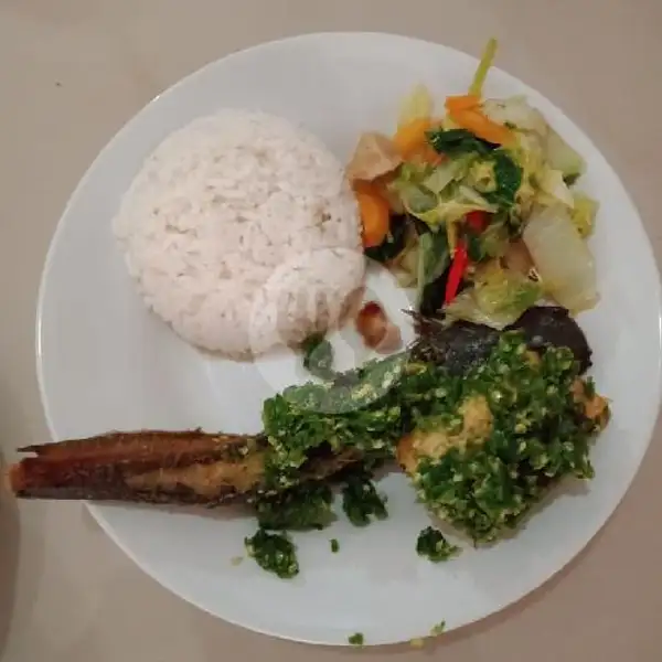 Lele Sambel Ijo + Nasi + Sayur + Es Teh | Prasmanan Mbak Yu 2, Kenari