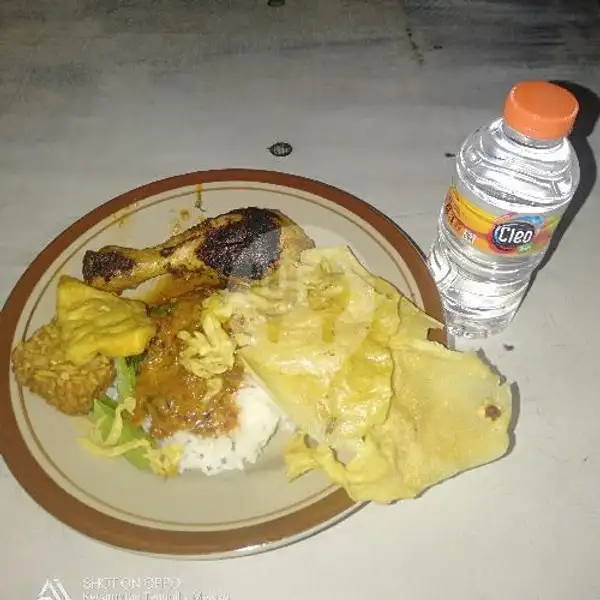 Nasi Pecel Ayam Panggang + Air Mineral Club | Warung Mak'e, Kendangsari