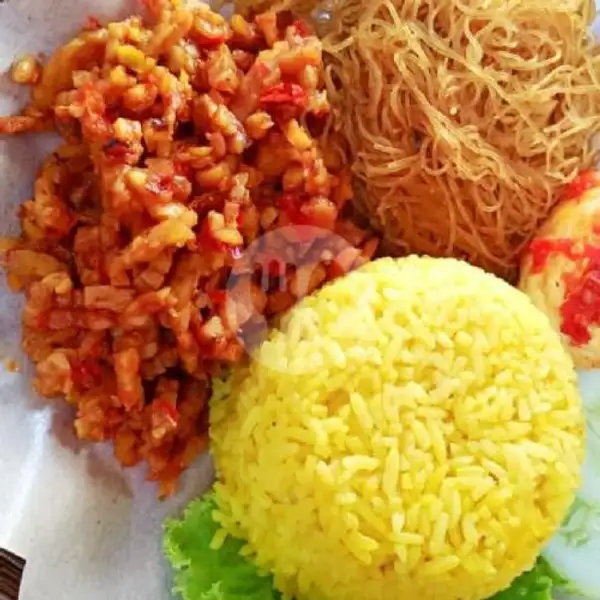 Nasi Kuning, Telur Dadar, Oreg, Bihun Goreng, Sambal | Catering Mama Oky