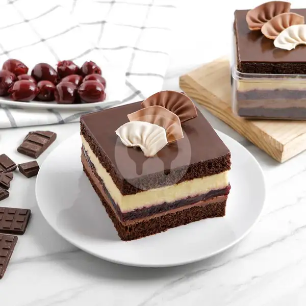 Deli Box Triple Decker Cake | Dapur Cokelat - Depok