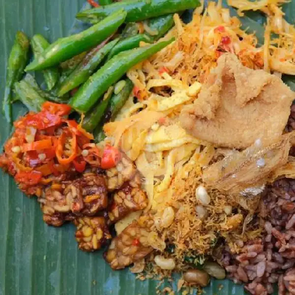 Nasi Bejeg Merah ISTIMEWAH Ekstra Sambal Dan Kulit Ayam Bungkus Daun | Nasi Bejeg Ny Djelantik, Denpasar