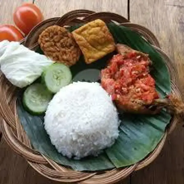 Ayam Penyet +Nasi + Tahu + Tempe +Lalapan+ Sambal Preman | Ayam Bakar Punokawan, Sunan Giri