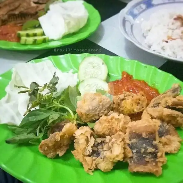 Nasi Penyetan Belut Tepung + Tahu + Tempe + Terong | Seafood Jontor Nia, Mulyorejo