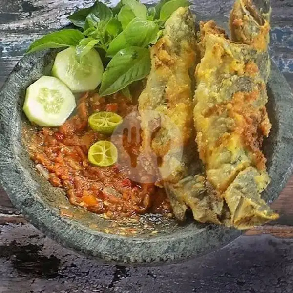 Ikan Baung Goreng Lalapan + Nasi Free Teh Pucuk Botol / Le Mineral Botol | Naufalita Resto & Cake, Jekan Raya