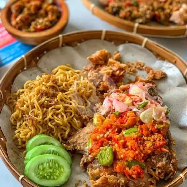 Indomie Goreng With Ayam Geprek Crigiss Pake Esteh Maniss :D | Ayam Geprek Crigis by Dapurnya itis, Karawaci