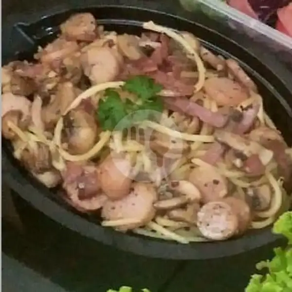 Spaghetti Aglio Olio With Smoked Beef | Dhapoer Pasta, Sidorejo