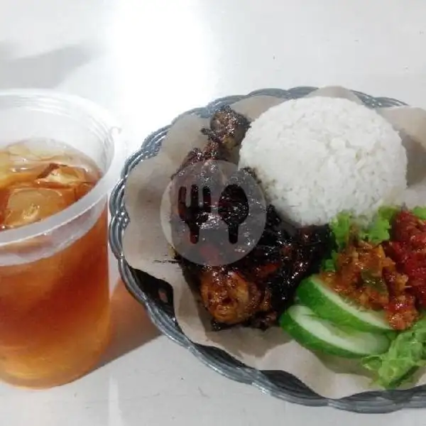 Nasi Lalapan Ayam Bakar + Es Teh | Warung Barokah Tradisional Food, Bendungan Sutami