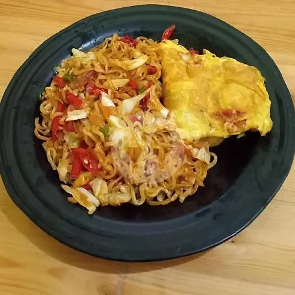 Mie Goreng Special Dengan Telur.fried Noodle Special With Egg | Nasi Goreng Ibu Made Gelogor Carik