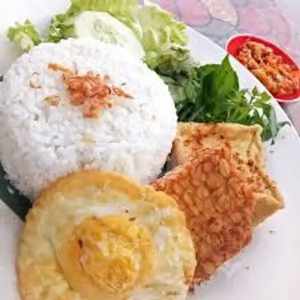 Lalapan Telor Ceplok Lengkap + Nasi | Nasi Ayam Betutu Bu Agus, Denpasar