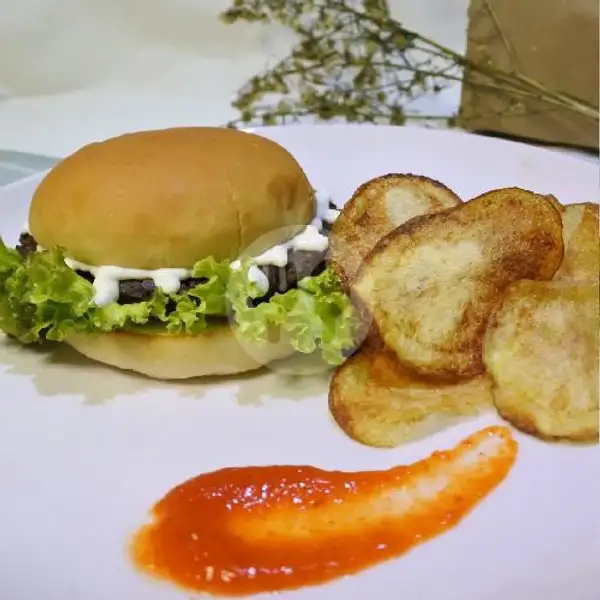 Meatless Burger With Chips | GREENY Piscok Lumer & Burger