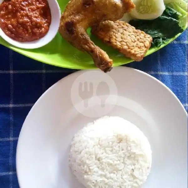 Lalapan Ayam Goreng+nasi Putih | Warung Hendro Suroboyo, Pura Banyu Kuning