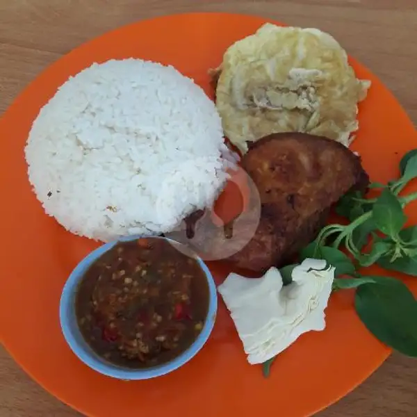 Ayam Goreng Madu Dada + Nasi + Telur Dadar | Hongta Karivan, Lubuk Baja