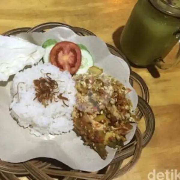Nasi Ayam Penyet + Teh Pucuk ( Halal Food) | Dapoer Deo, Hawila Residence