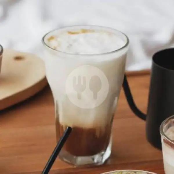 Ice Vanilla Latte | Almino Coffee & Kitchen, The Central Sukajadi