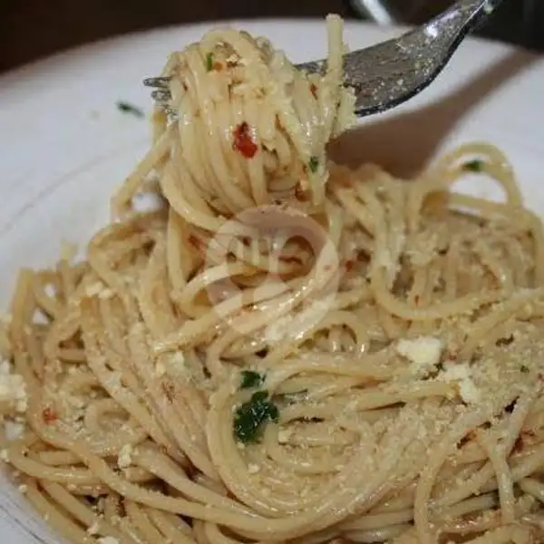 Spaghetti Aglio Olio | Double Eight Restaurant