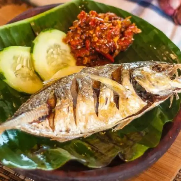 Lalapan Ikan Laut Goreng+ Tahu+ Tempe+ Nasi | Warung Bu Haji Nur, Kuta