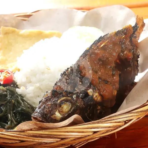 Nila Bakar + Nasi | Ayam Goreng Nelongso, Kediri