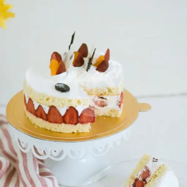 Strawberry Fruit Cake | Kampoeng Roti, Raya Mulyosari