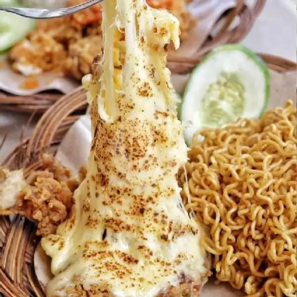 Paket Indomie Geprek Ayam Mozarella + Es Teh | Ayam Geprek Uyee, Sadewo