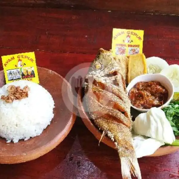 Ikan geprek ambyar | Lesehan Ayam Gepuk Kebun Cengkeh, Raya Air Kuning