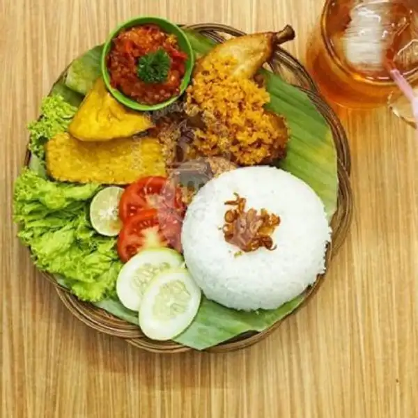 Paket Nasi Ayam Goreng + Es Teh | Salor Maqna, Pondok Bambu