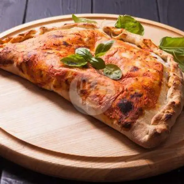 Pizza Calzone | Swiss-Belinn Panakukkang Makassar, La Pizza