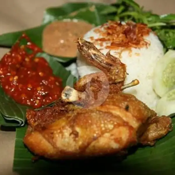 Lalapan Ayam Goreng + Nasi + Teh Es | Lalapan Pondok Mami, Damai