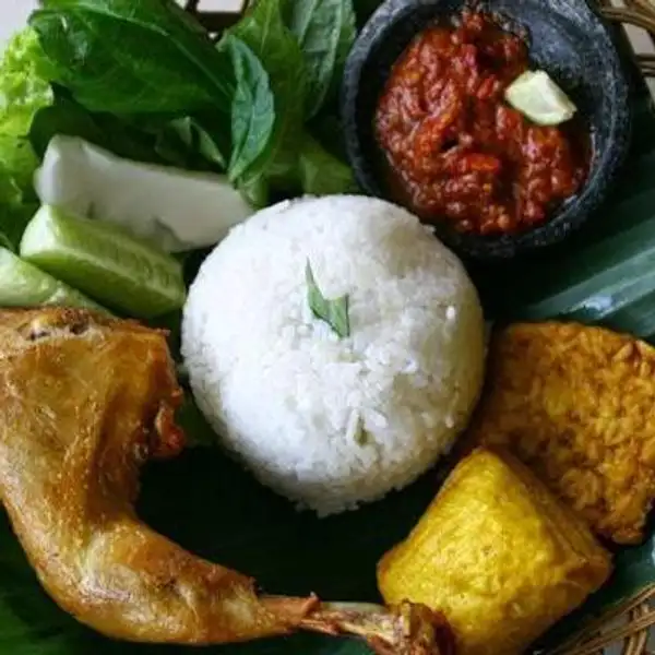 Nasi Biasa + Paha Ayam Goreng + Lalapan + Tahu + Tempe + Sambal | Pecel Lele Mamake, Bulus