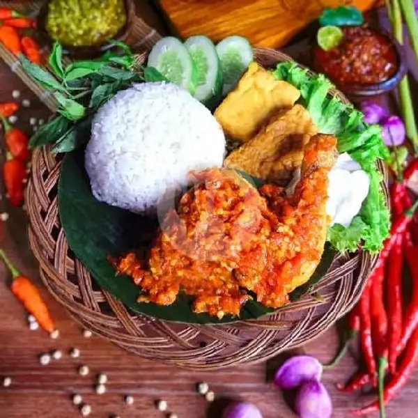 Nasi Penyet Ayam + teh Pucuk | Penyetan Mbak Sus Warung Lesehan, Wonocolo