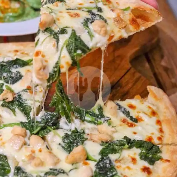 Pizza Alfredo Di Pollo E Spinaci Large | Piccola Stella Batam, Dermaga Sukajadi