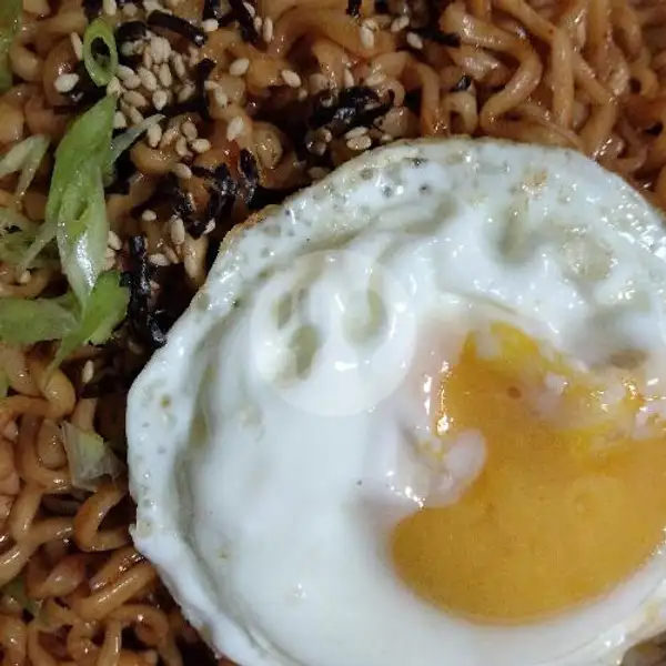 Mie Samyang Extra Hot+ Telur Ceplok | Naufalita Resto & Cake, Jekan Raya