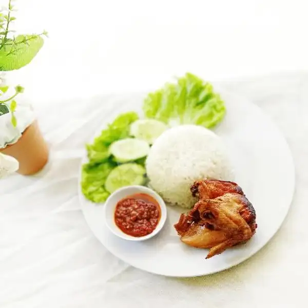 Nasi Ayam Bacem Dada + Es teh | Lotek Jogja Bu Giya, Pulau Ambon