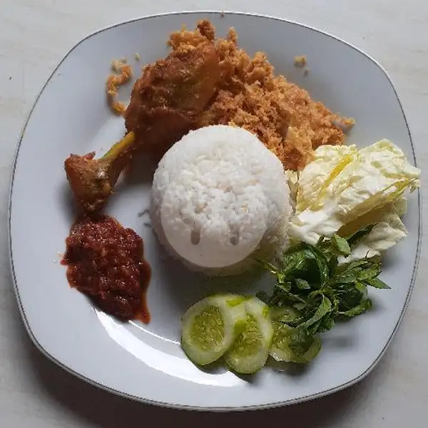 Nasi Ayam Kremes + Es Teh |  Pawon Yuk Tin, Gubeng