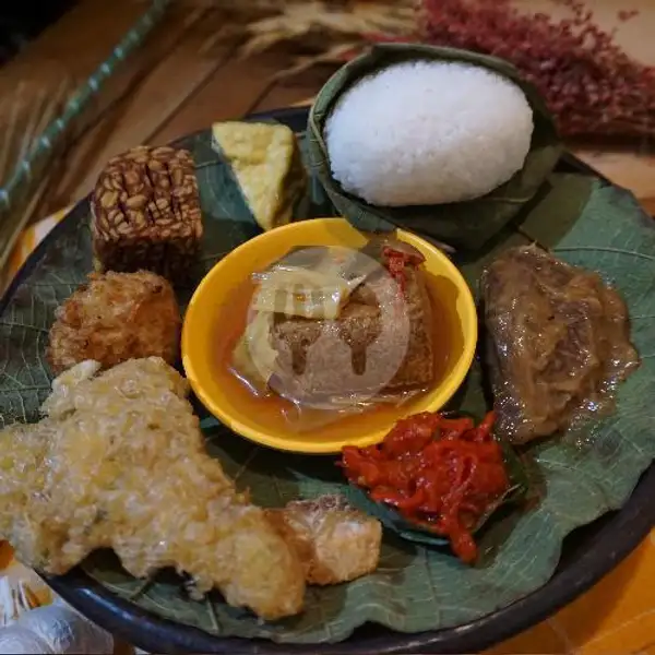 Paket Nasi Jamblang Semur Daging | Kampung Cerbonan, Cibogo - Bandung