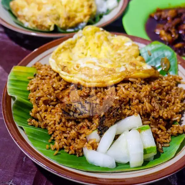 Nasi Goreng Babat Usus Paru + Telur Dadar Super Pedas | Seafood Jontor Nia, Mulyorejo