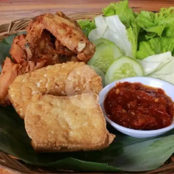 Ayam Goreng Dada + Tahu + Tempe + Sambal + Lalap | Pecel Lele Sriwedari, Medan Satria
