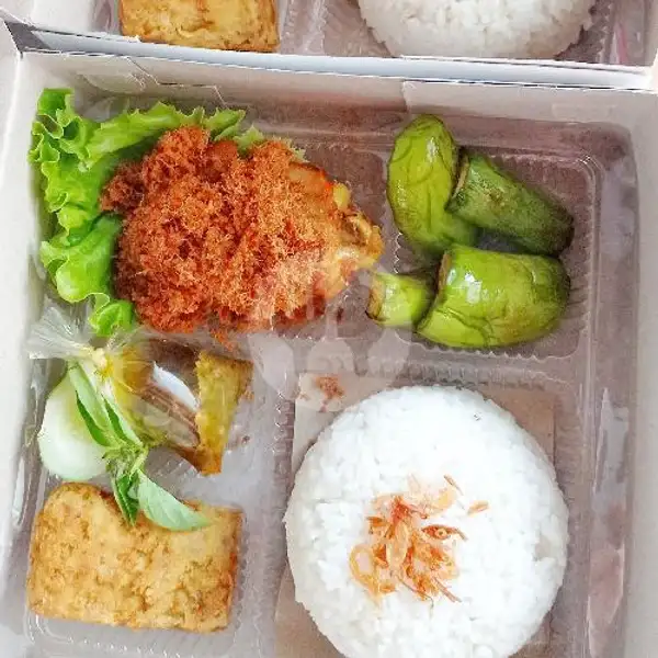 PAKET BOX Ayam Goreng Laos + Es Teh Cup + Alat Makan | Pawon Uti Mawar, Patrang