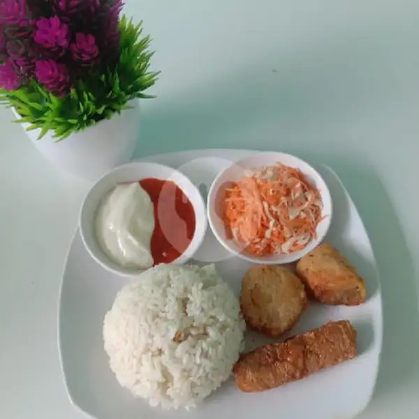 Paket Bento 5 (Nasi + Salad + Kanirol + Spicy Chicken + Eggroll) | Baso Aci,Pempek & Dimsum