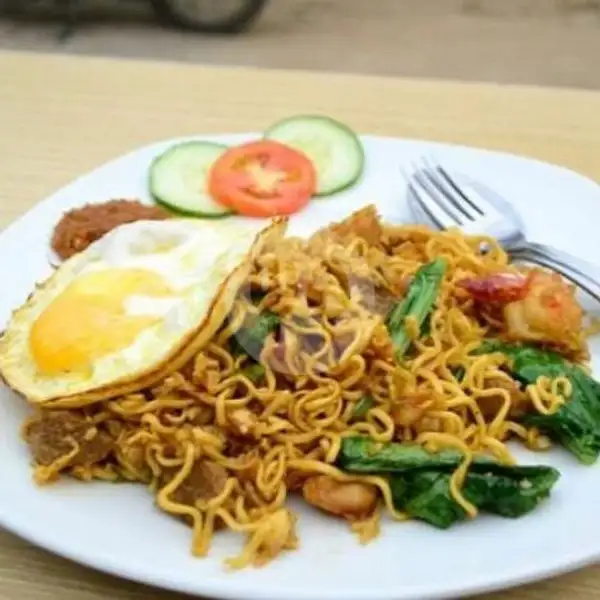 Mie Goreng Bakso + Telur Ceplok (FREE AIR MINERAL 600ML) | Kuliner Claudia, Cakung