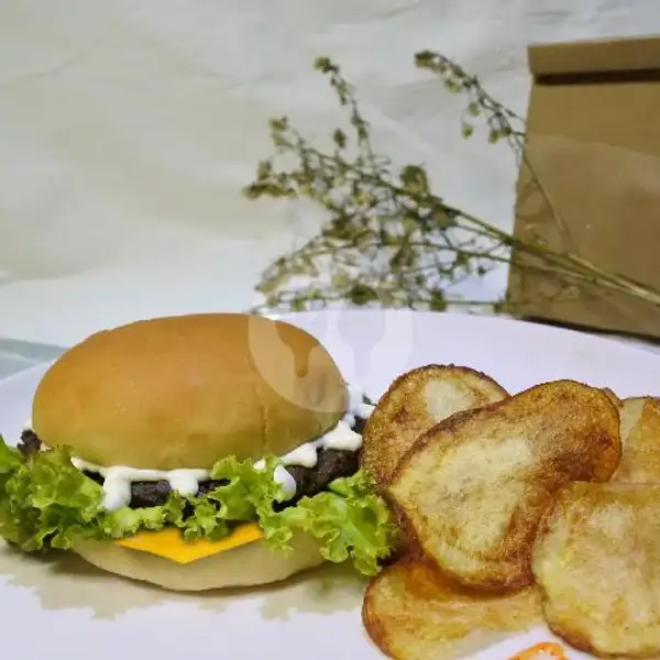 Meatless Burger With Cheese N Chips | GREENY Piscok Lumer & Burger