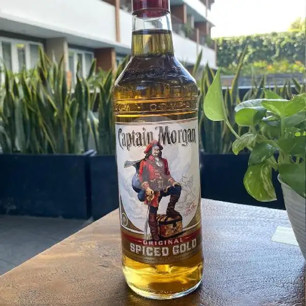 Captain Morgan Gold 750 Ml | Pink Elephant Coffee And Lounge, Margoutomo