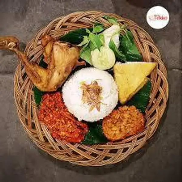 Lalapan Ayam Lengkap | Nasi Ayam Betutu Bu Agus, Denpasar